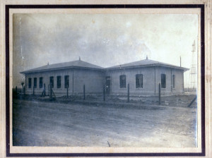 Fotografia entregada como presente a los que cooperaron con la construccion del edificio escolar 4-10-1927