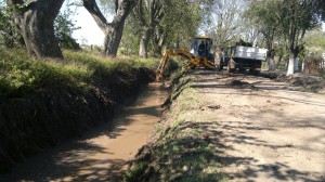 Limpieza cuneta 25 de Mayo (5)